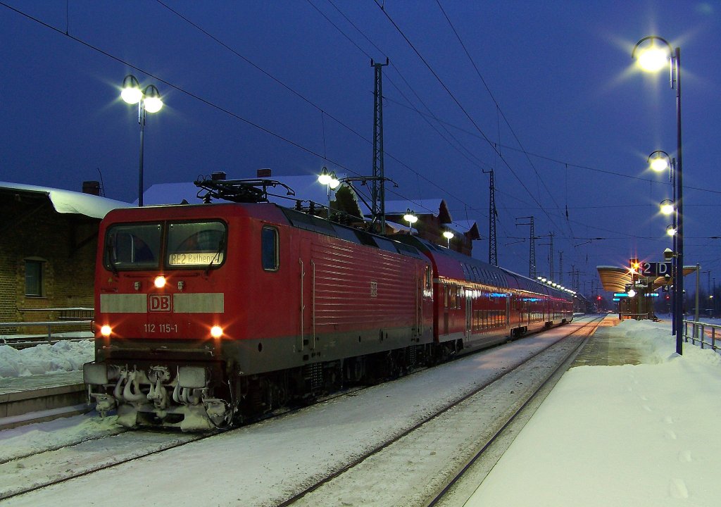 112 115-1 kommt hier mit dem RE2 von Cottbus nach Rathenow hergefahren. Hier ist er zu sehen in L�bbenau/Spreewald. 13.01.2010