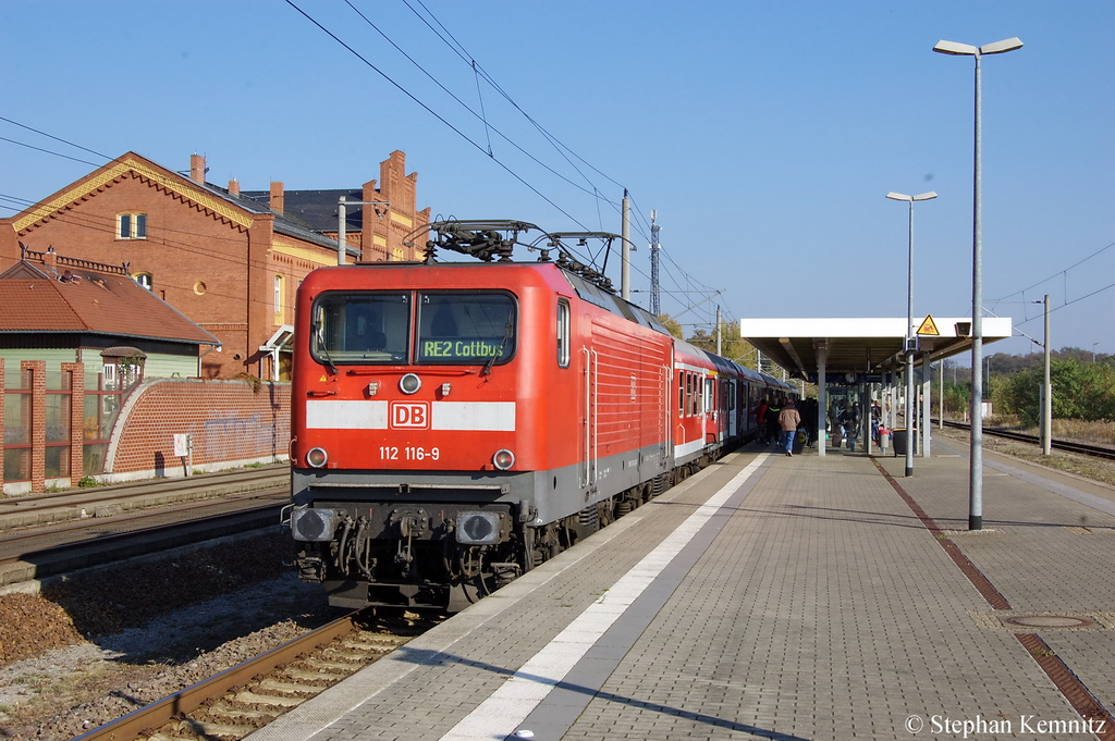112 116-9 DB Regio AG - Region Nordost mit der Halberst�dter und 2x Bimz Garnitur als RE2 (RE 37411) von Rathenow nach Cottbus in Rathenow. 22.10.2011