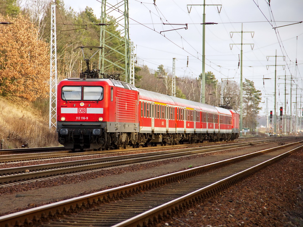 112 116-9 mit 4 Personenwagen und als Schublok 114 021-9 durcheilen am 10. Januar 2012 auf dem s�dlichen Berliner Au�enring Diedersdorf.