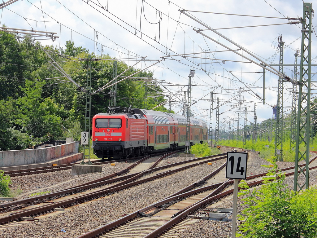 112 117-7 mit dem RE 4 (RE 92412) nach Rathenow  am 17. Juli 2012 bei der Einfahrt in den Bahnhof Berlin S�dkreuz