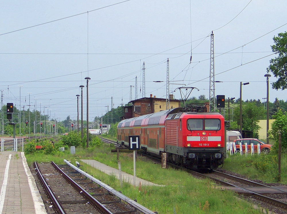 112 119-3 kommt hier mit dem RE2 in den Bahnhof von K�nigs Wusterhausen reingefahren. Seine Reise ging von Cottbus nach Rathenow. 22.05.2009
