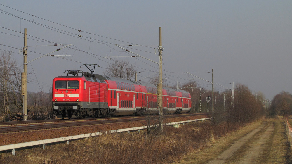 112 119-3 kommt hier mit einem Umleiter-RE2 von Cottbus nach Berlin Hbf(tief) gefahren. N�chster Halt ist in wenigen Minuten Calau/Niederlausitz. 03.03.2011