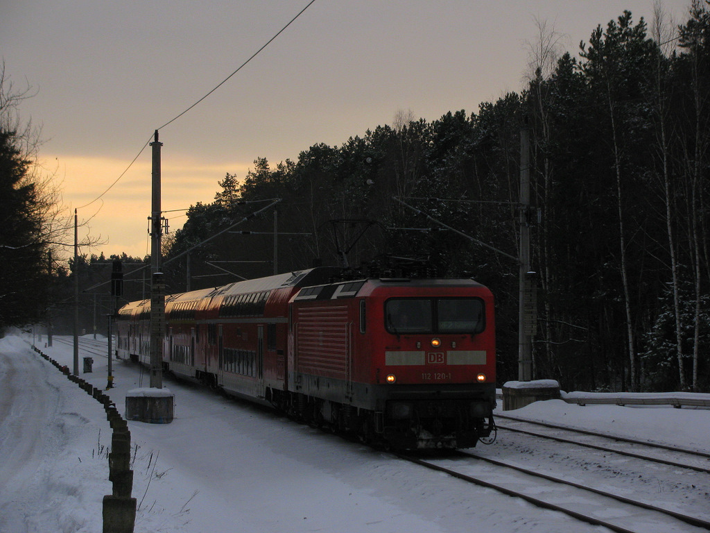 112 120-1 darf am 15.02.2010 auch den letzten Schneerest mal wieder passieren, doch einigen nimmt sie auch auf der Front fest.