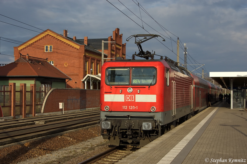 112 120-1 mit dem RE4 (RE 37311) von Rathenow nach J�terbog in Rathenow. 20.03.2012