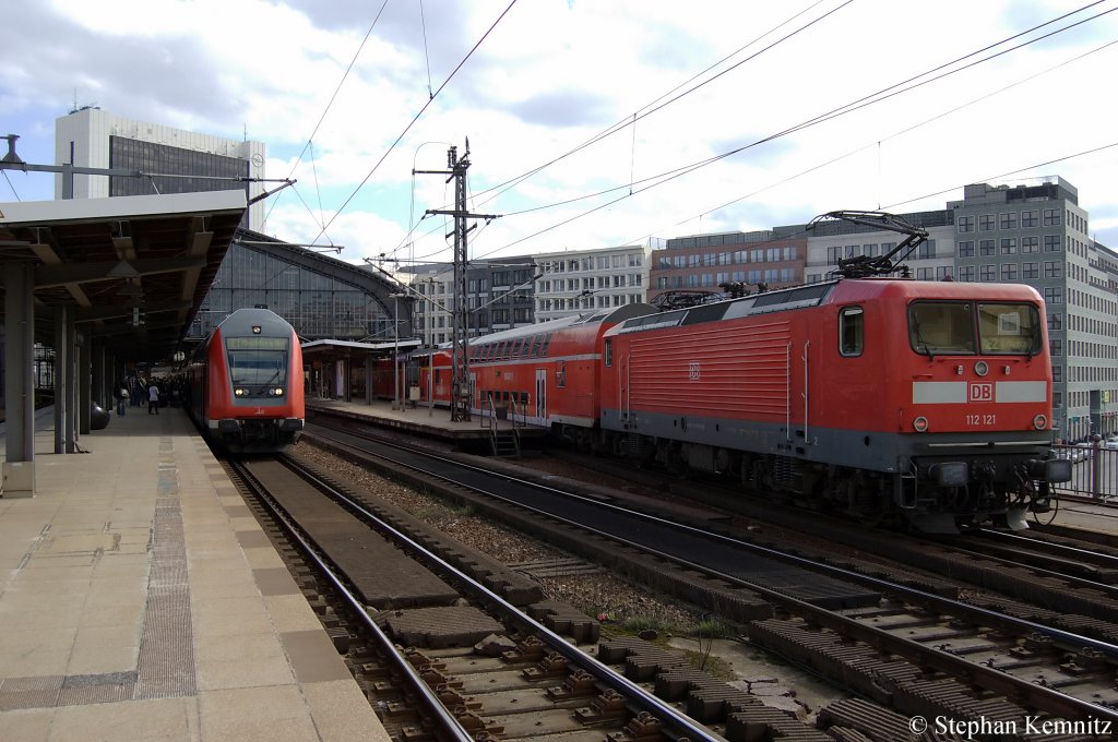 112 121 mit dem RE2 (RE 37409) nach K�nigs Wusterhausen in Berlin Friedrichstra�e. 26.03.2011