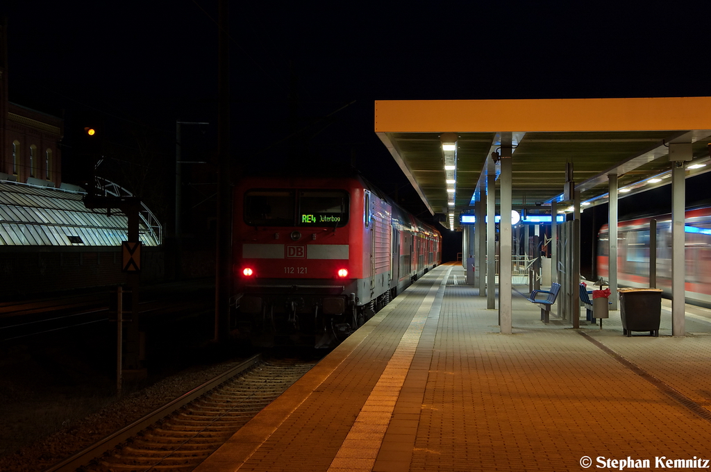 112 121 mit dem RE4 (RE 37333) von Rathenow nach J�terbog in Rathenow. Noch bis zum 8.12.2012 werden die 112er auf der RE4 Rathenow - Ludwigsfelde/J�terbog zu sehen sein. Ab dem 9.12.2012 kommen dann die ODEG KISS, soweit sie von der EBA eine Zulassung bekommen haben. 26.11.2012