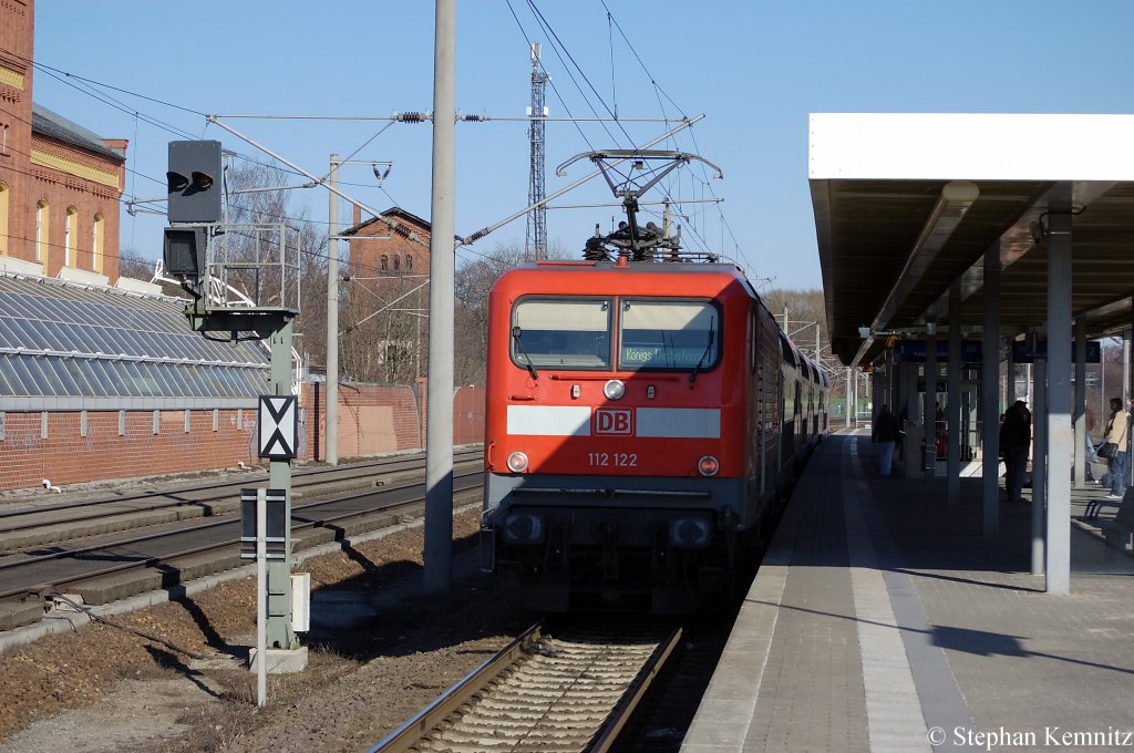 112 122 mit dem RE2 (RE 37383) nach K�nigs Wusterhausen in Rathenow. 07.03.2011