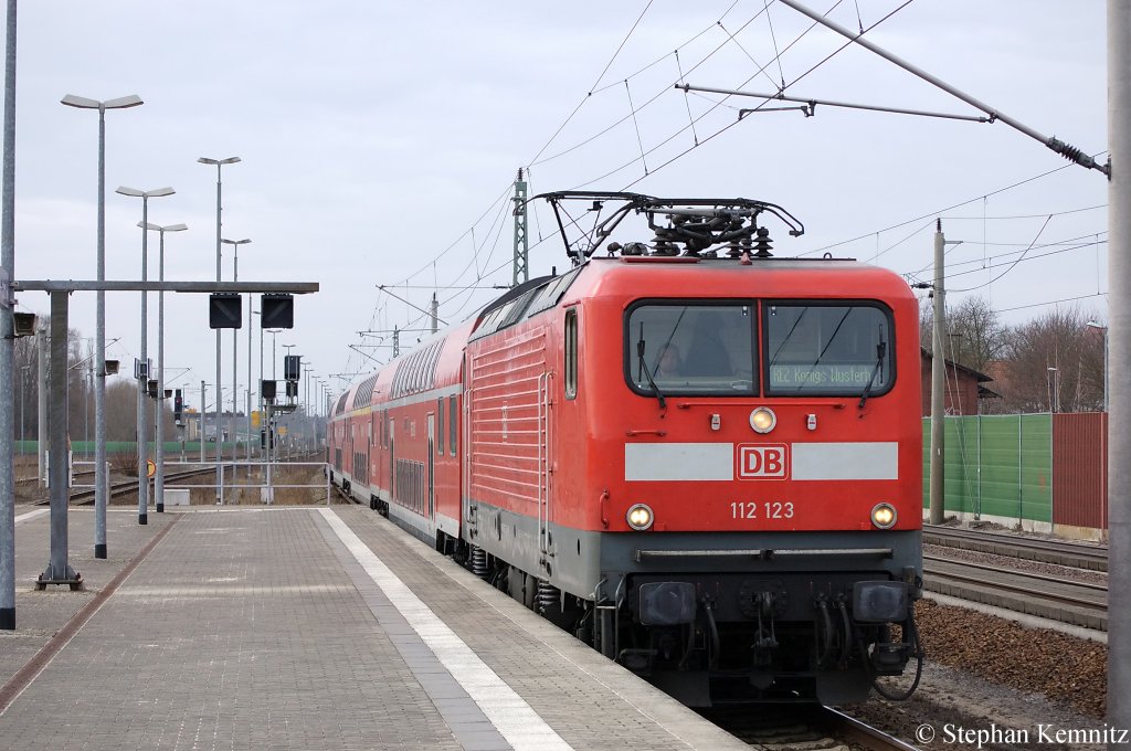 112 123 mit dem RE2 (RE 37411) nach K�nigs Wusterhausen aus Stendal kommend bei der Einfahrt in den Bahnhof Rathenow. 10.03.2011
