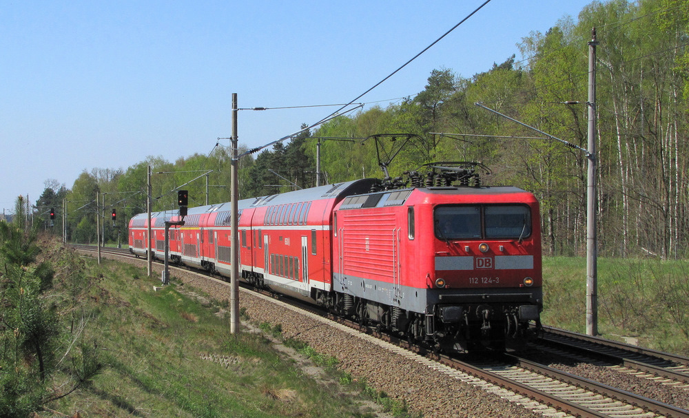 112 124-3 beschleinigt gerade mit dem RE1 nach Frankfurt/Oder, nachdem er gerade in Pillgram gehalten hat. 20.04.2011