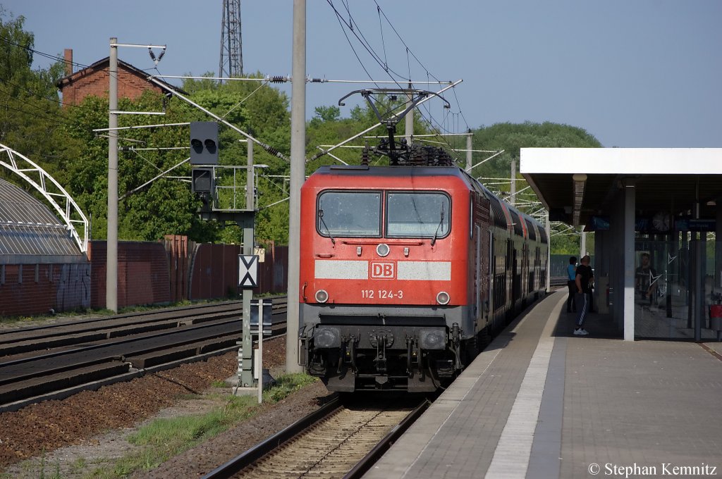 112 124-3 mit dem RE2 (RE 37385) nach K�nigs Wusterhausen in Rathenow. 06.05.2011