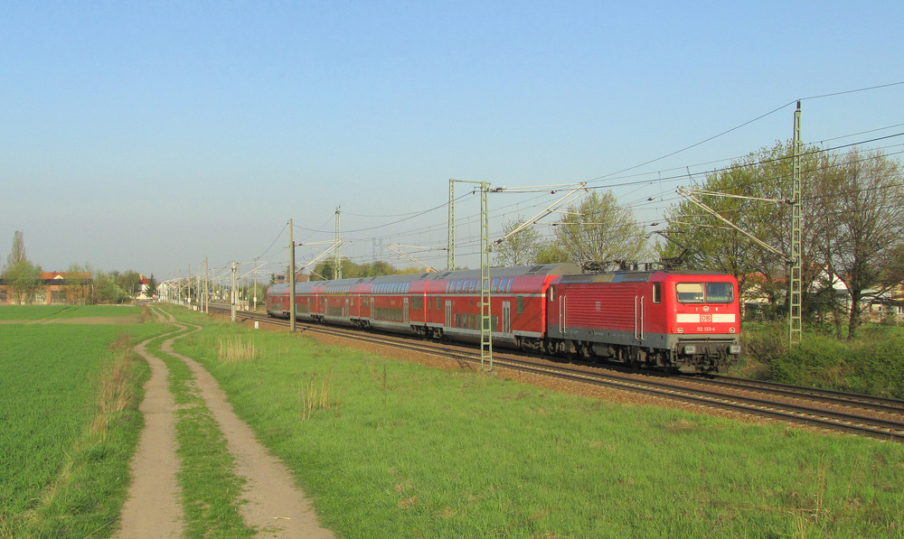 112 133-4 kommt hier mit einem RE1 nach Brandenburg durch Jacobsdorf (Mark) gefahren. 20.04.2011