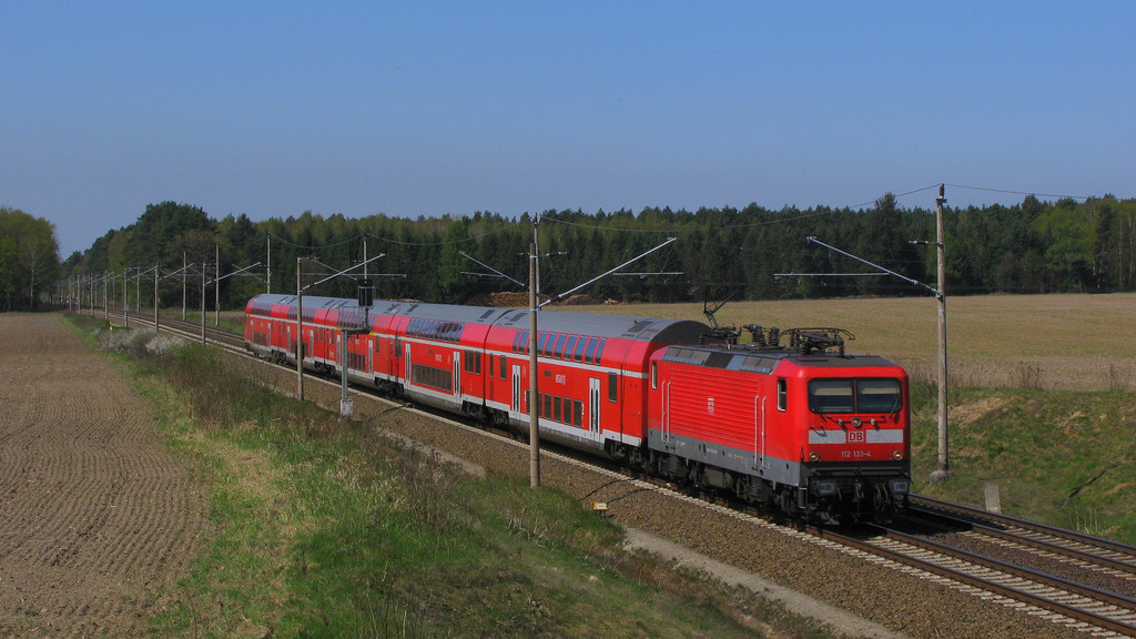 112 133-4 mit ihrem RE 1 nach Eisenh�ttenstadt war das letzte Bild am 20.04.2011 von dieser Fotostelle kurz vor Frankfurt(Oder).