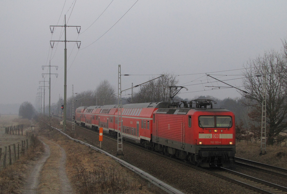 112 133 f�hrt hier mit dem RE 3 nach Elsterwerda durch Diedersdorf. 05.03.2011