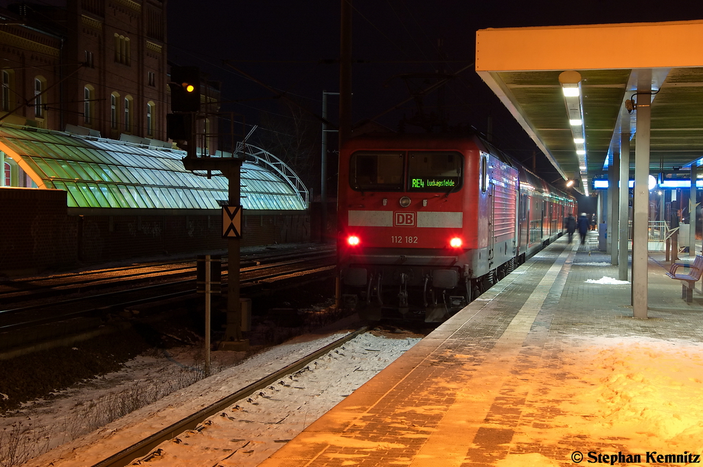 112 182 mit dem RE4 (RE 37333) von Rathenow nach Ludwigsfelde stand am 08.12.2012 im Rathenower Bahnhof. Nun geht am 08.12.2012 die �ra der BR 112 am RE4 zu Ende. Ab den 09.12.2012 wird die Ostdeutsche Eisenbahn GmbH den RE4 betreiben.
