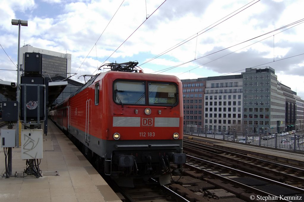 112 183 mit dem RE2 (RE 37410) nach Rathenow in Berlin Friedrichstra�e. 26.03.2011