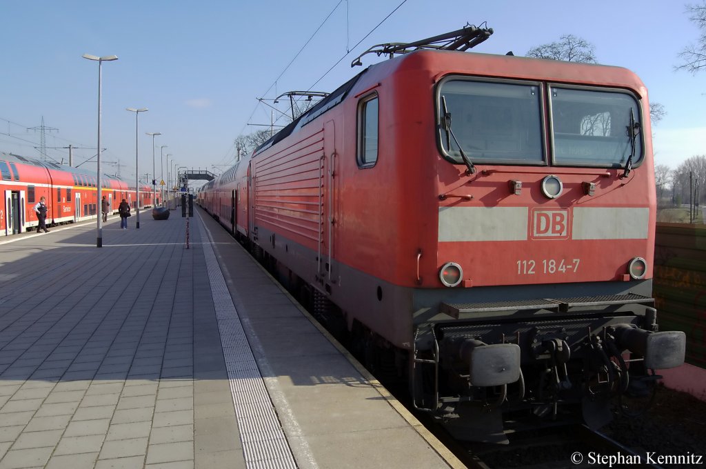 112 184-7 mit dem RE2 (RE 37381) nach K�nigs Wusterhausen in Wustermark. 21.02.2011