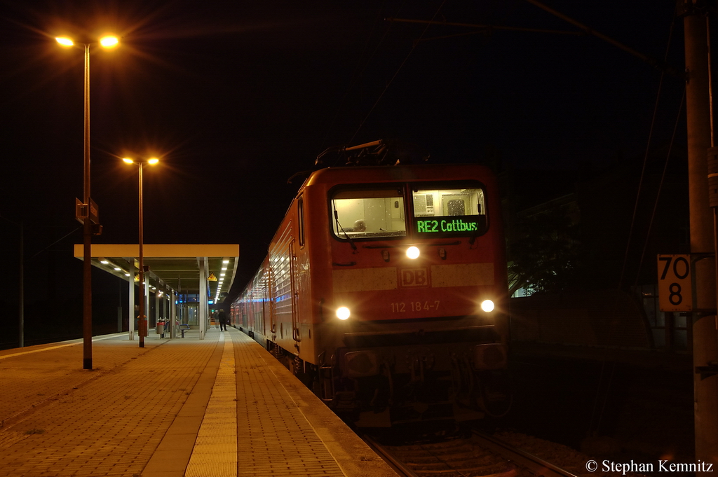 112 184-7 mit dem RE2 (RE 37387) von Rathenow nach Cottbus in Rathenow. 17.10.2011