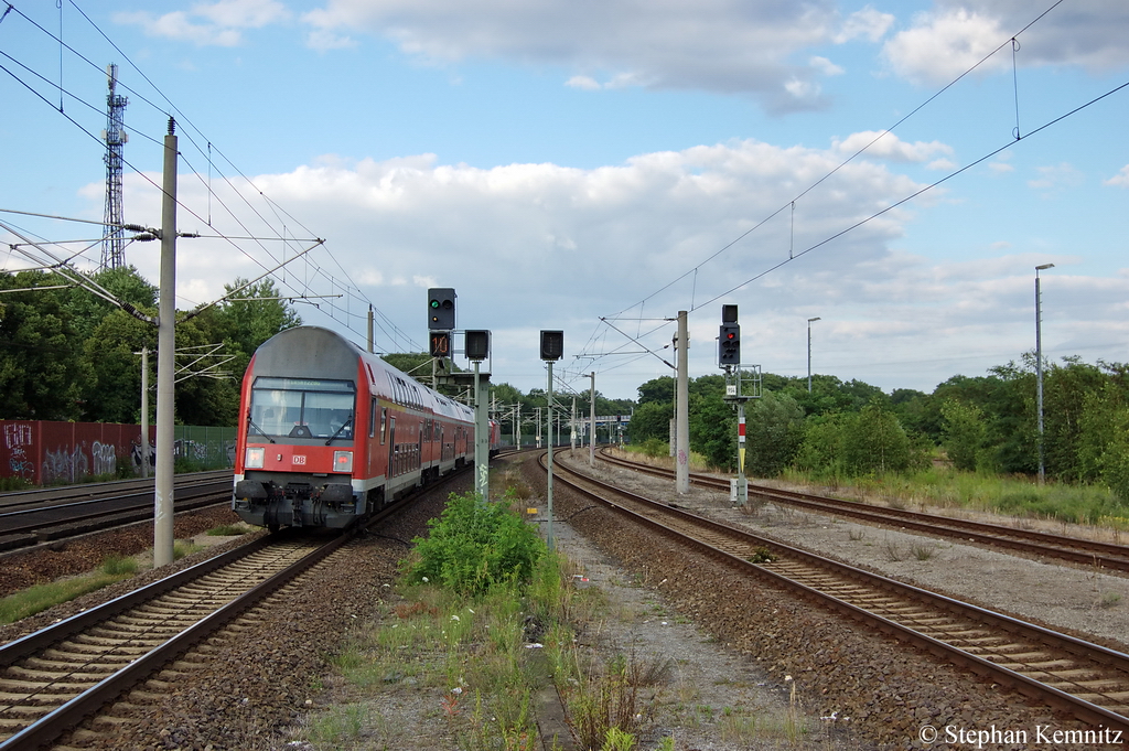 112 184-7 verl�sst gerade mit einer RE2  Ersatzgarnitur  als (RE 37387) von Rathenow nach K�nigs Wusterhausen den Rathenower Bahnhof. Dieser DABbuzfa 760 Steuerwagen besitzt einen Digitalen Zugzielanzeiger. 14.07.2011