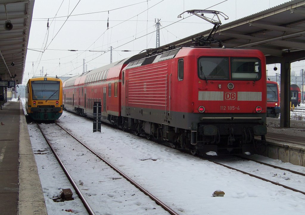 112 185-4 wartet hier neben einem Dieselzug von der ODEG auf die Weiterfahrt. Nach kurzem Aufenthalt und Richtungswechsel geht es dann als RE1 nach Frankfurt/Oder zur�ck. Berlich Lichtenberg den 24.01.2010
