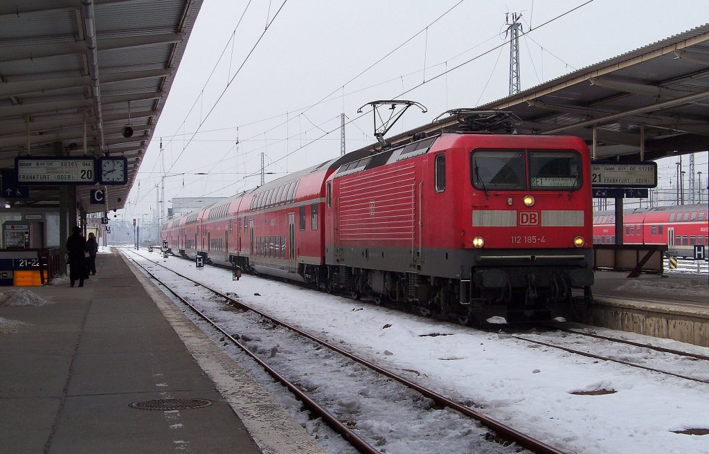 112 185-4 wartet mit dem RE1 nach Frankfurt/Oder auf die Abfahrt im Bahnhof von Berlin Lichtenberg. 24.01.2010
