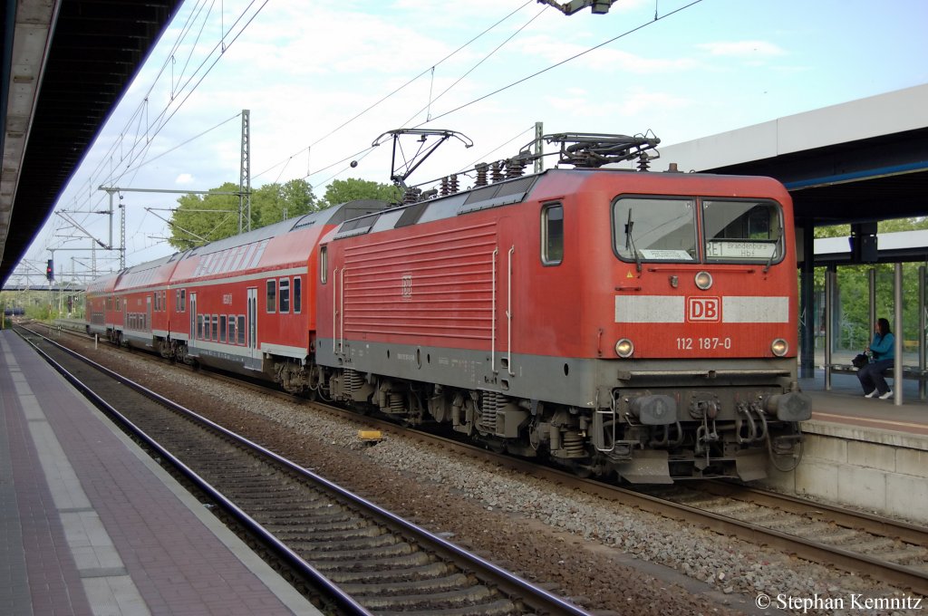 112 187-0 mit dem RE1-Verst�rker (RE 18548) aus Potsdam in Brandenburg. 13.05.2011