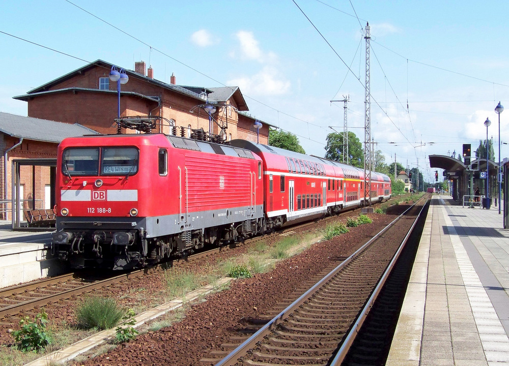 112 188-8 steht hier im Bahnhof L�bben/Spreewald und wartet auf die Weiterfahrt mit dem RE4 von Cottbus nach Wismar.