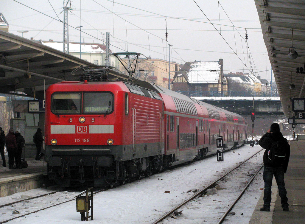 112 188 f�hrt mit ihrem RE 1 aus Frankfurt(Oder) in Berlin Lichtenberg am 24.01.2010 ein. Auch Hannes versucht sein Gl�ck, aber am Abend wird ihm noch reichlich Pech wiederfahren.