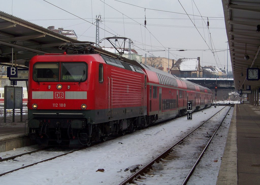 112 188 kommt mit dem RE1 in den Bahnhof von Berlin Lichtenberg eingefahren. Aufgrund von Bauarbeiten fuhr der eine Teil nur von Frankfurt/Oder nach Berlin Lichtenberg und der andere von Ostbahnhof weiter nach Brandenburg/Magdeburg. 24.01.2010 

