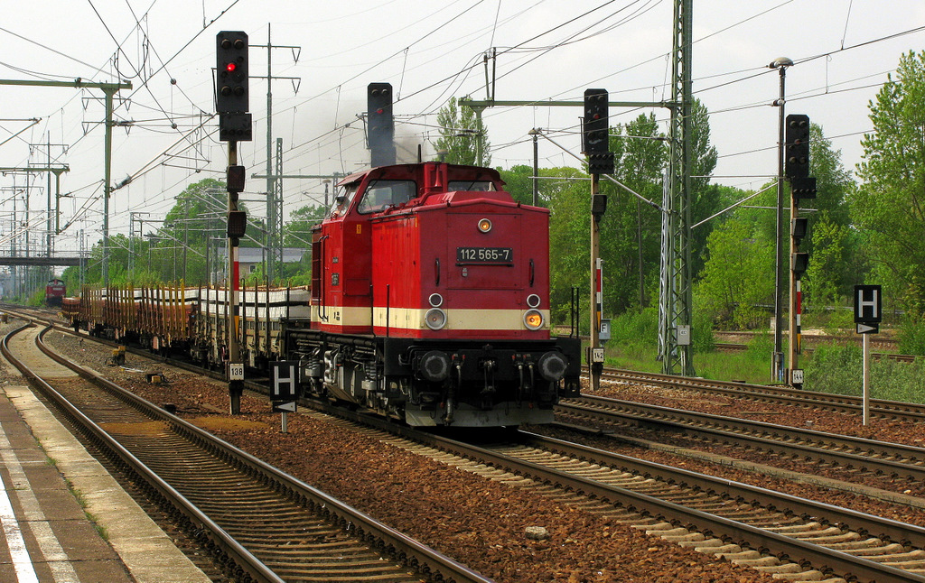 112 565-7 der Press im Sonnenlicht des 9.Mai mit Schwellen durch Sch�nefeld gen Sch�nefelder Kreuz.