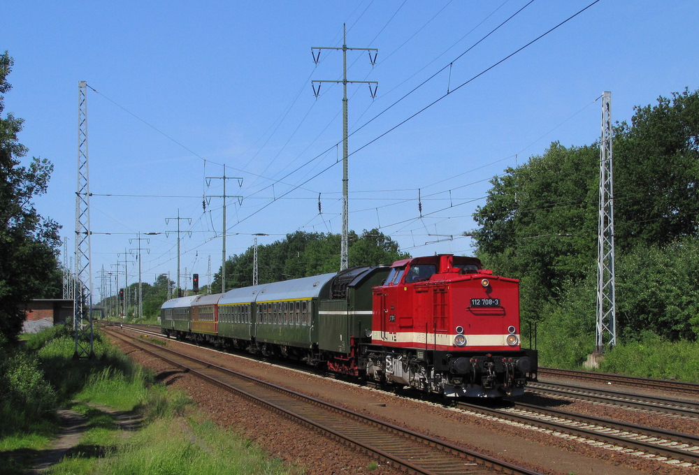 112 708-3 fuhr am Morgen des 02.06.2011 mit ihrem Sonderzug nach Berlin Sch�neweide ins BW. Sie brachte die Waggen und einen Tender f�r die R�ckfahrt der 18 201 nach Leipzig �ber Magdeburg am Abend. Diedersdorf den 02.06.2011


