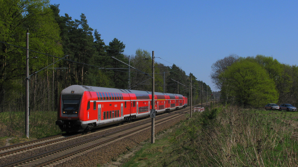 114 004 schiebt hier ihren RE 1 nach Magdeburg an uns vorbei. Hier am unbeschrankten �berweg zwischen Rosengarten und Pillgram. 20.04.2011