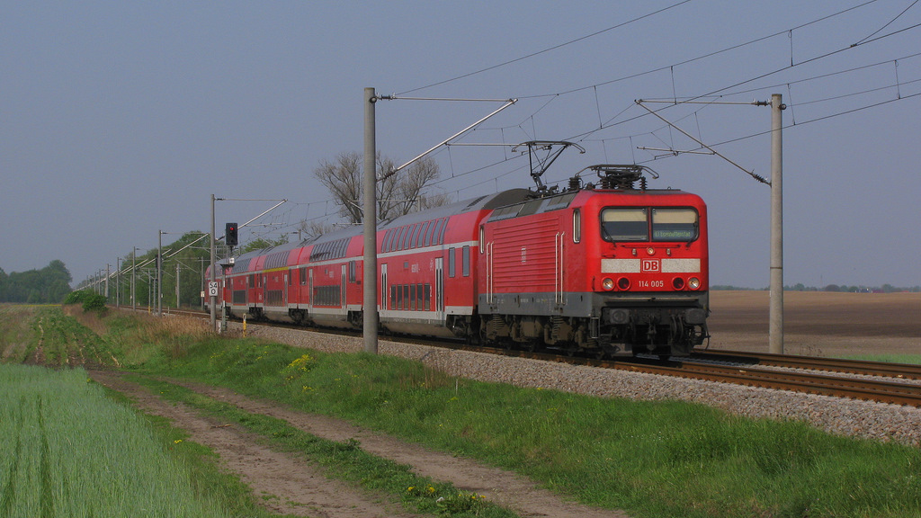 114 005 mit ihrem RE 1 nach Eisenh�ttenstadt war mein bestes Bild der vielen RE 1 Z�ge am 29.04.2011 und soll damit nat�rlich auch hochgeladen werden.