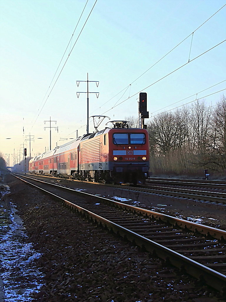 114 012-8   mit dem RE 3 (RE 18313) nach Elsterwerder am 02. Februar 2012 zwischen Bahnhof Berlin-Lichterfelde Ost und dem Bahnhof  Blankenfelde(Teltow-Fl�ming) bei km 24.2 auf dem s�dlichen Berliner Au�enring bei Diedersdorf.