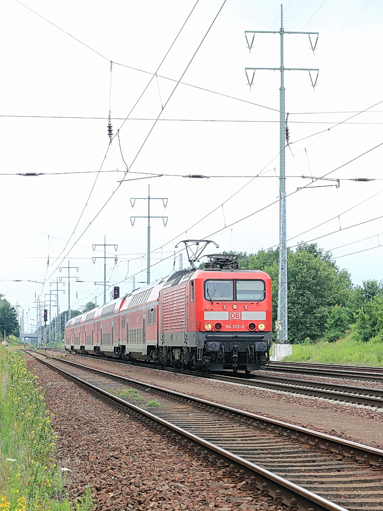 114 013-6 mit dem RE 3 (RE 69633) nach Elsterwerder am 11. Juli  2012 kurz vor dem n�chsten Halt in Blankenfelde (Teltow-Fl�ming) auf dem s�dlichen Berliner Au�enring bei Diedersdorf. 