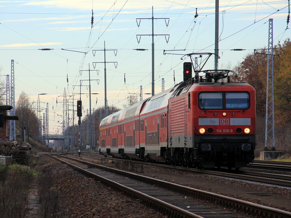 114 016-9 mit dem RE 3 (RE 18311) nach Elsterwerder am 25. November 2011 bei km 24.4 auf dem s�dlichen Berliner Au�enring in Diedersdorf. 
