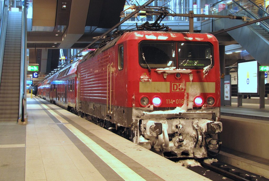 114 016-9 mit seinem wei�en Bart steht in Berlin Hbf (tief) bereit. Er kam als RE3 aus Stralsund und wurde hier am Hbf gebrochen. Vermutlich geht es jetzt f�r den zug nach Berlin Lichtenberg.Berlin Hbf (tief) den 13.02.2010 