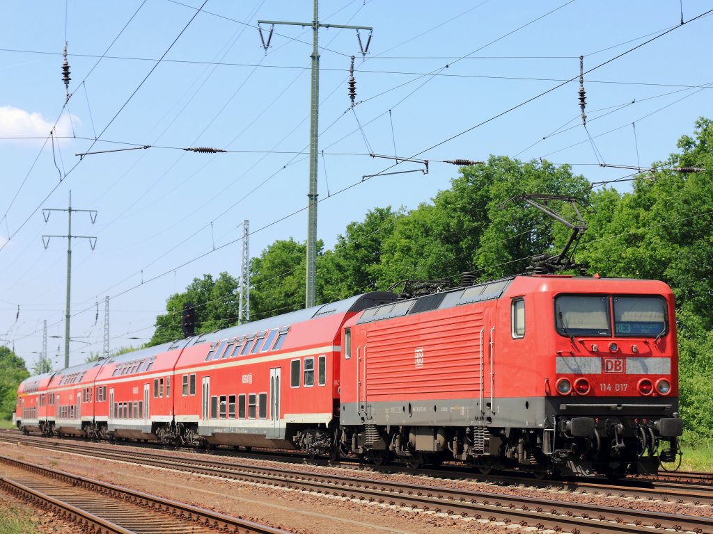 114 017   mit dem RE 3 (RE 18xxx) nach Stralsund Hauptbahnhof am 23. Mai 2012 zwischen Bahnhof  Blankenfelde (Teltow-Fl�ming) und dem Bahnhof Berlin-Lichterfelde Ost bei km 24.0 auf dem s�dlichen Berliner Au�enring bei Diedersdorf.


