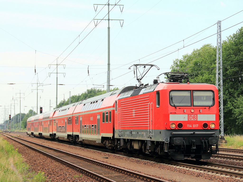 114 017 mit dem RE 3 (RE 69633) nach Elsterwerder am 18. Juni 2012 kurz vor dem n�chsten Halt in Blankenfelde(Teltow-Fl�ming) bei Diedersdorf. 