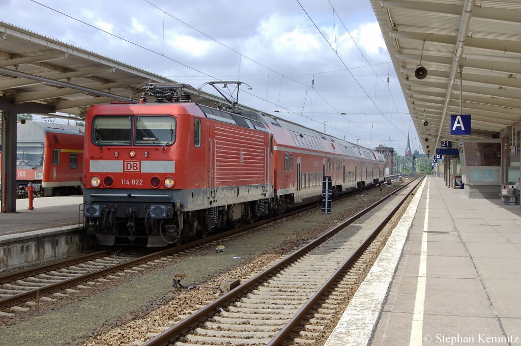 114 022 mit dem RE1 (RE 91681) nach Eisenh�ttenstadt in Berlin-Lichtenberg. 18.06.2011
