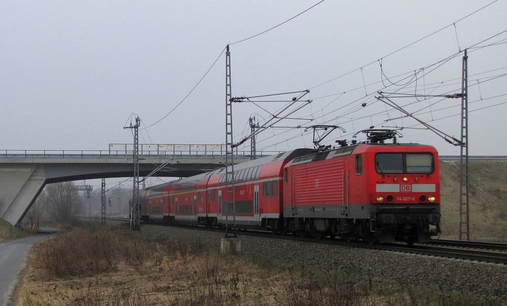 114 027-6 f�hrt hier mit RE5 von Falkenberg nach Stralsund durch das �rtchen Trebbin. 05.03.2011