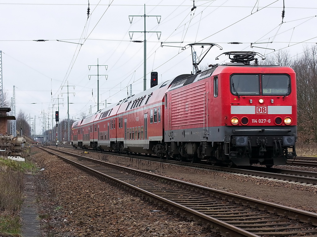 114 027-6 mit dem RE 3 (RE 18309) nach Elsterwerder am 09. Januar 2012 kurz vor dem Bahnhof Blankenfelde(Teltow-Fl�ming) bei km 24.4 auf dem s�dlichen Berliner Au�enring bei Diedersdorf