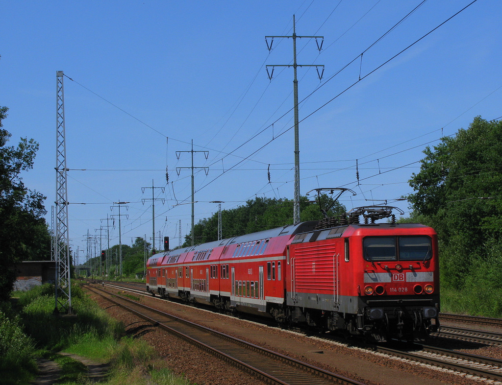 114 028 zog hier einen RE 3 nach W�nsdorf an uns allen vorbei. 02.06.2011