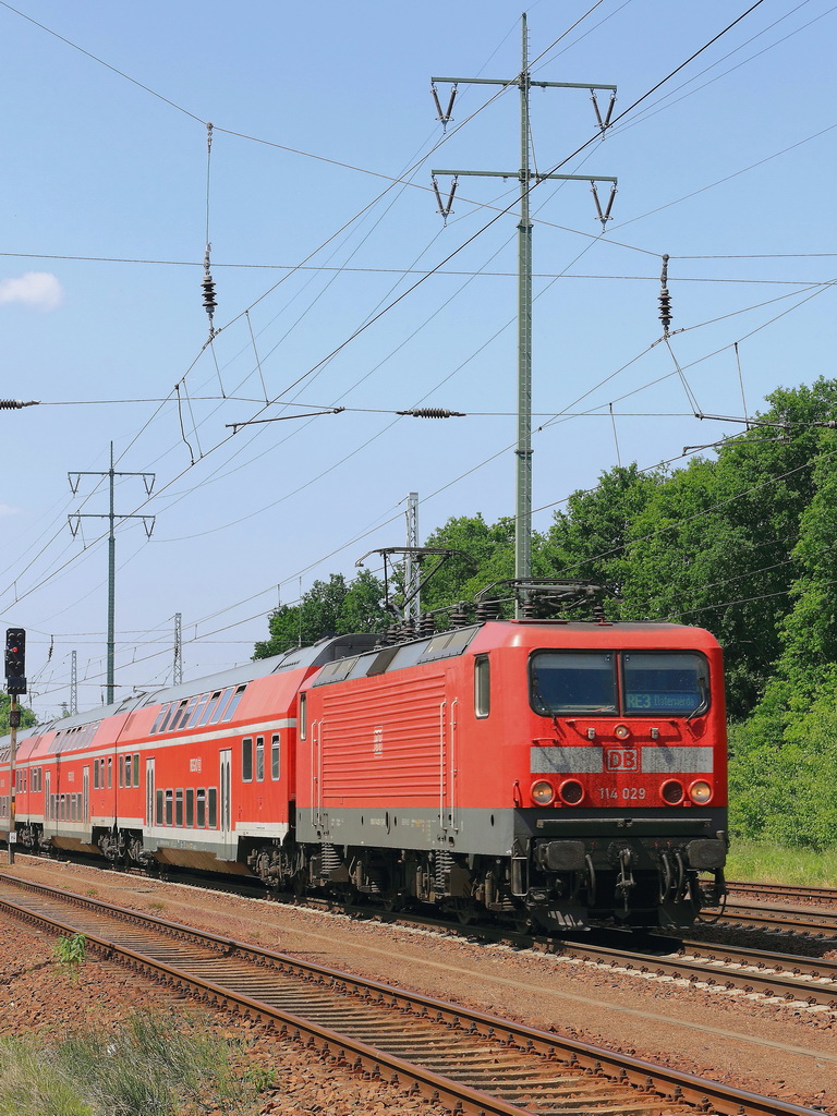 114 029   mit dem RE 3 (RE 18xxx) nach Elsterwerder  am 23. Mai 2012 bei km 24.0 auf dem s�dlichen Berliner Au�enring bei Diedersdorf.

