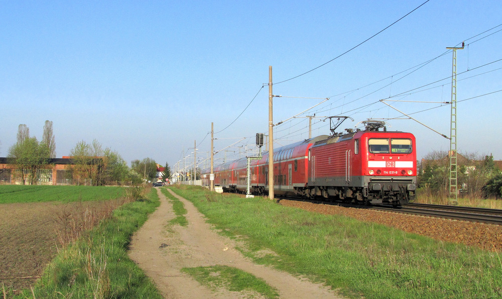 114 031-8 hat am fr�hen Morgen die Aufgabe einen RE1 nach Eisenh�ttenstadt zu bringen. Hier sieht man ihn gerade bei der Ausfahrt aus dem Bahnhof von Jacobsdorf (Mark). 20.04.2011

