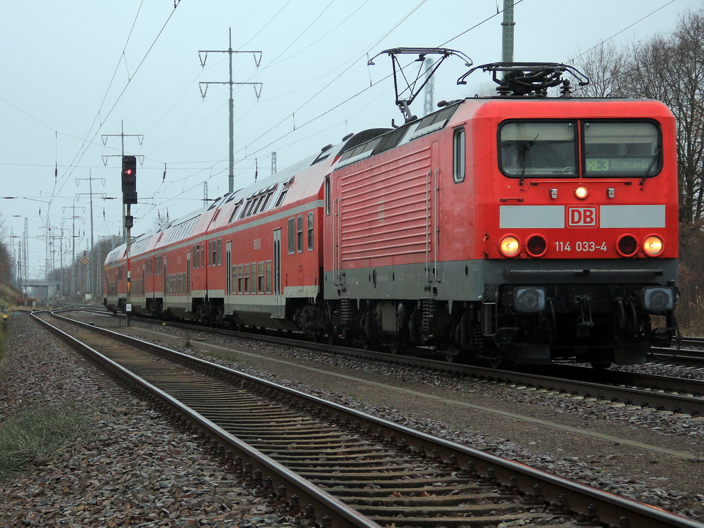 114 033-4 mit einem RE 3 (RE 18309) nach Elsterwerder durchf�hrt Diedersdorf in Richtung Blankenfelde am 17. Dezember 2011.