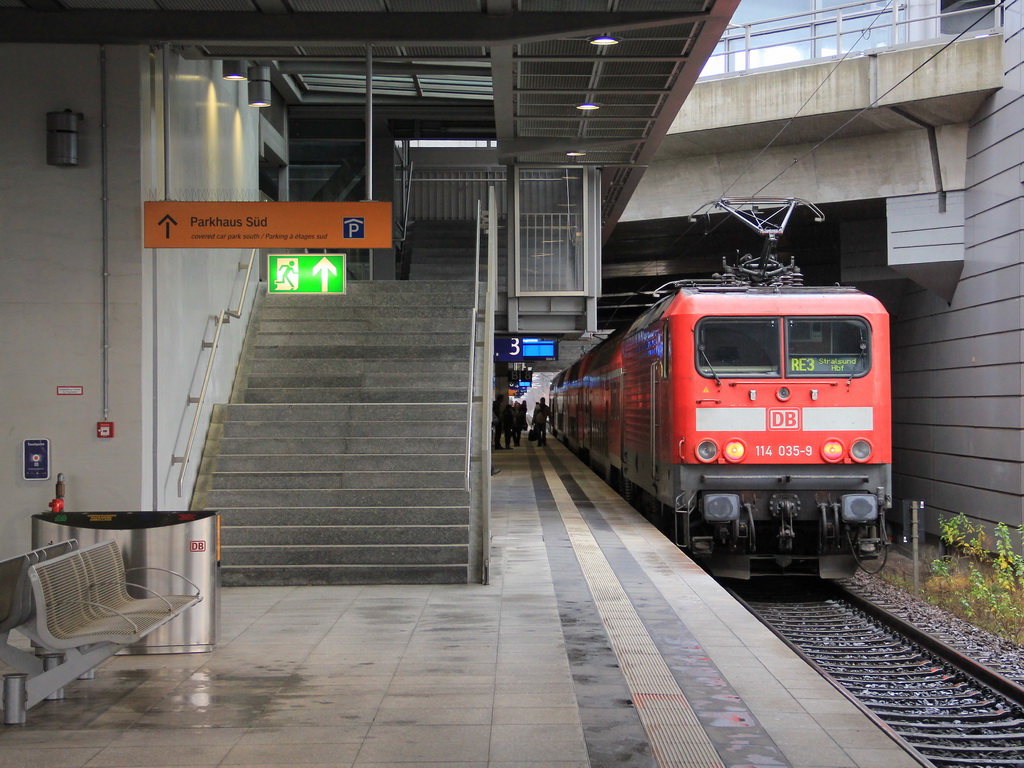 114 035-9 mit RE 3 (RE 18312 )  nach Stralsund Hauptbahnhof am 24. Dezember 2011 auf Gleis 8 im Bahnhof Berlin S�dkreuz