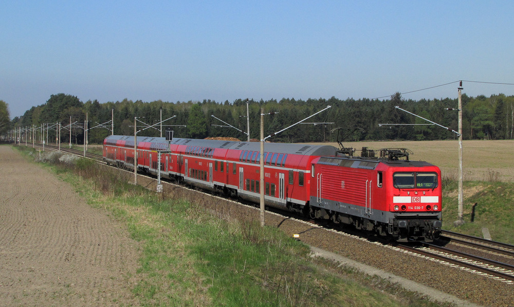 114 036 kommt hier mit dem RE1 aus Brandenburg nach Frankfurt/Oder fahrend durch Pillgram gefahren. 20.04.2011

