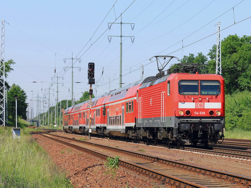 114 036   mit dem RE 3 (RE 18313) nach Elsterwerder am 23. Mai 2012 zwischen Bahnhof Berlin-Lichterfelde Ost und dem Bahnhof  Blankenfelde (Teltow-Fl�ming) bei km 24.0 auf dem s�dlichen Berliner Au�enring bei Diedersdorf.

