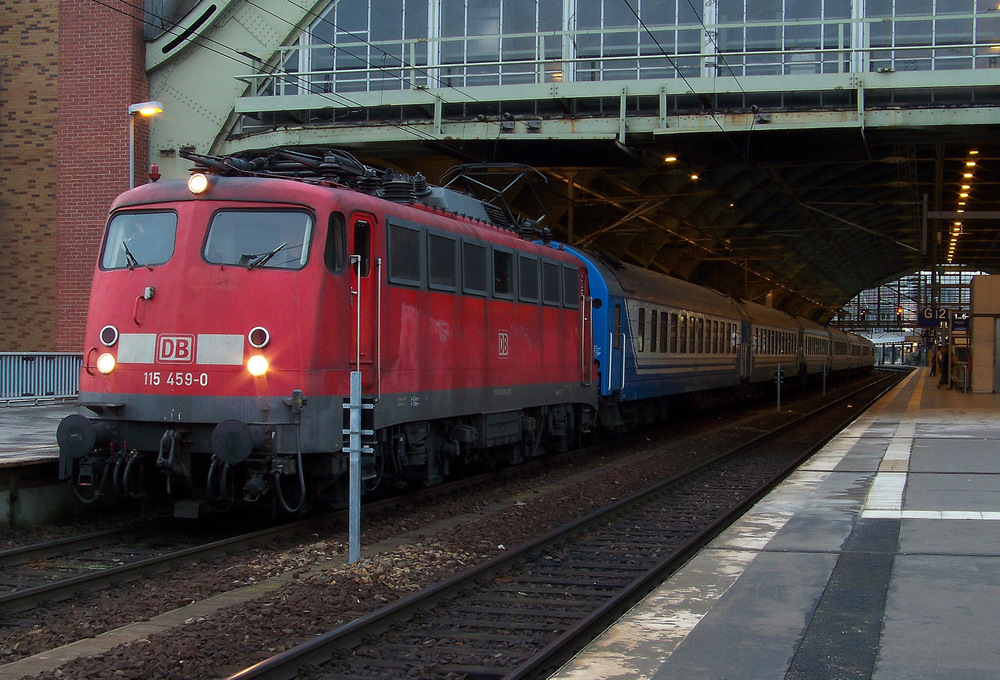 115 459-0 mit dem D 441 nach Kiev Pass steht am Gleis 1 den Berliner Ostbahnhof zur Abfahrt in Richtung Frankfurt/Oder bereit. 05.12.2009
