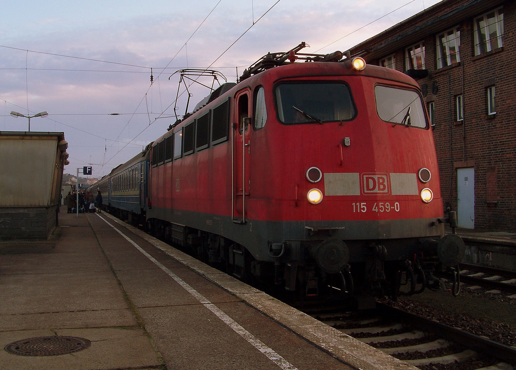115 459-0 steht hier in Berlin Lichtenberg. Er hat den D 440 aus Richtung Kiev Pass in die Hauptstadt gebracht. 05.12.2009
